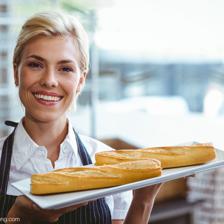 漂亮的女服務(wù)員帶著法國長棍面包