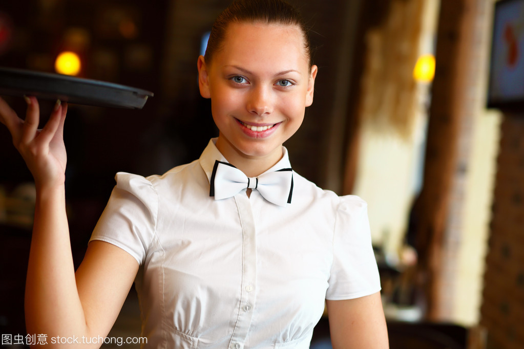 年輕女服務(wù)員手持托盤的肖像